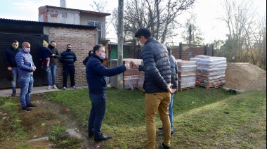 Gray entregó materiales y elementos para la construcción de una iglesia en El Jagüel