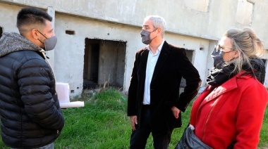 Ferraresi visitó Lanús y recorrió viviendas paralizadas durante el macrismo