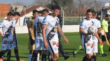 Claypole cayó ante el último campeón y sigue sin lograr victorias en el torneo