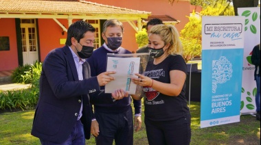 Gray y Nardini entregaron escrituras a más de 400 familias echeverrianas