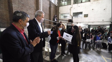Perczyk visitó Lomas y entregó netbooks junto a Lesci