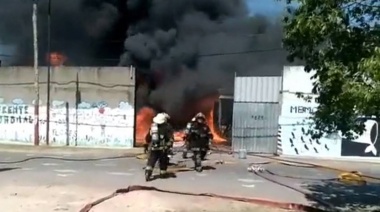 Feroz incendio en un depósito de solventes en Valentín Alsina