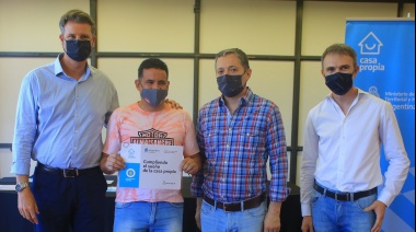 Gray encabezó una nueva entrega de créditos Casa Propia para la construcción de viviendas