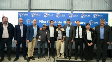 Insaurralde y Massa recorrieron obras en Pilar y entregaron pases libres multimodales