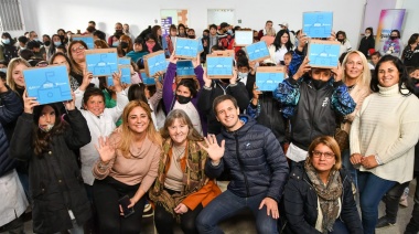 Mantegazza encabezó una nueva entrega de tablets a estudiantes del distrito