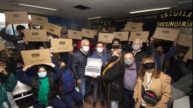 Entregaron netbooks del programa “Juana Manso” a estudiantes de Almirante Brown