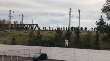 Más de 150 demorados y un subcomisario herido en otro capítulo de la interna en la barra del Rojo