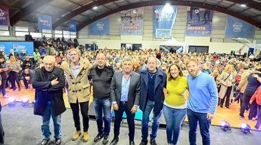 Insaurralde y Ambrosini entregaron tablets a adultos mayores