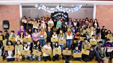 Mantegazza entregó netbooks en Alejandro Korn