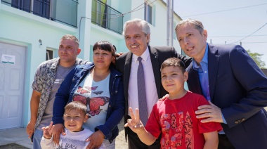 Fernández y Gray entregaron viviendas en el barrio Montecarlo