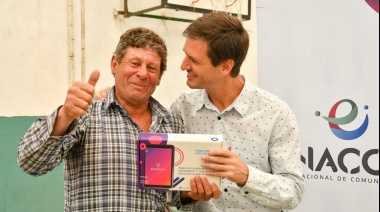 Mantegazza encabezó un acto de entrega de tablets para adultos mayores en San Vicente