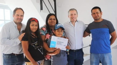 Gray y Maggiotti inauguraron 76 viviendas en el barrio Montecarlo