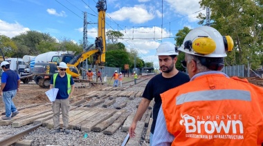 Instalan los pilotes de hormigón que sostendrán el puente ferroviario del paso bajo nivel de Calzada