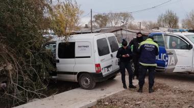 Saquearon una camioneta de Mercado Libre y se escondieron en una casa