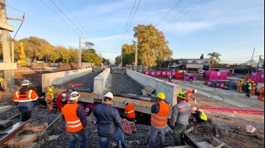 Instalaron el puente ferroviario en el paso bajo nivel de Rafael Calzada