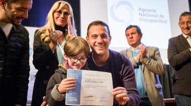 Julián Álvarez acompañó la entrega de pensiones no contributivas a vecinos de Lanús