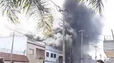 Feroz incendio en un depósito en Gerli: vecinos de la zona fueron evacuados