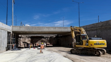 Viaducto de Ruta 4: Colocan la señalización y revisten las paredes laterales