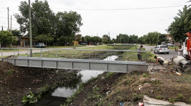 Instalan nuevos puentes peatonales sobre los arroyos de Brown