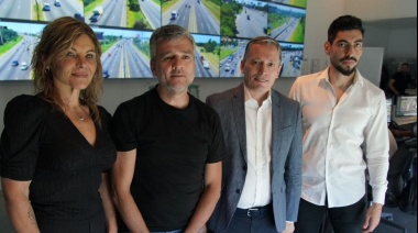 Gray junto a Facundo Moyano y Juanchi Zavaleta en un centro de monitoreo de AUBASA