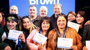 Entregan diplomas y medallas a 365 egresados del Plan Fines