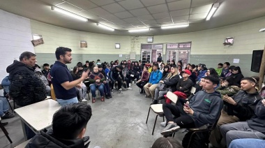 Balladares charló con estudiantes y profesores de la Escuela Técnica Nº1