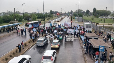 Estudiantes de la UNLZ se manifestaron en la Avenida Juan XXIII en protesta por la política universitaria de Milei