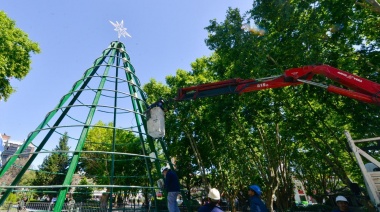 Comenzó la instalación del tradicional árbol de Navidad