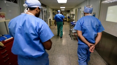 Pluriempleo, salarios bajos y precarización, el presente de los médicos argentinos