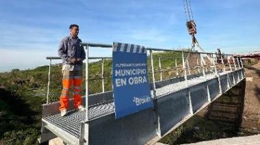 Instalan un puente peatonal que conecta a dos barrios de Glew
