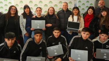 Fernando Gray y Magui Gray entregaron notebooks a estudiantes de escuelas secundarias