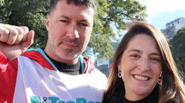 Repartidores en acción: un trabajador de SiTraRepA va por una banca en Lanús