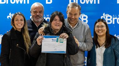 Un centenar de vecinos que trabajan en comedores y merenderos recibieron carnets de manipulación de alimentos