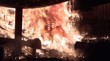 Impactante incendio en un depósito de pallets