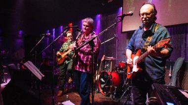 Noche de los 60 en Adrogué con Creedencials y Los Fantasmas de Liverpool