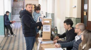 Otermín votó en Banfield: “Es muy importante fortalecer la democracia”