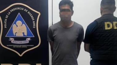 Engañó a una adolescente para llevarla a su casa, la abusó y filmó con su celular