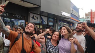Manuela Castañeira cerró la campaña en Lomas y llamó a "castigar al Gobierno con el anticapitalismo”