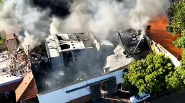 Voraz incendio en Villa Centenario:  dos fábricas de plásticos afectadas