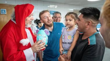 Otermín recorrió el Hospital Alende junto a Papá Noel