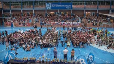 Jóvenes que participaron de la Liga Municipal de Fútbol 5 recibieron sus trofeos
