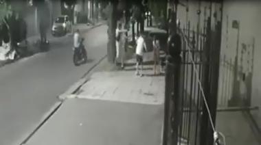 Lanús: una joven que paseaba a su perro fue baleada en la cabeza por motochorros