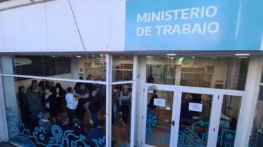 Kicillof mejoró la oferta salarial y logró un acuerdo (casi) unánime con los estatales