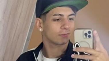 Quiso escapar de un robo, pero le patearon la moto, y murió al chocar con un poste