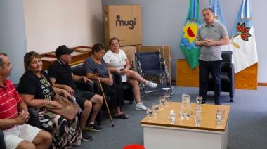 Gray entregó sillas de rueda a vecinos