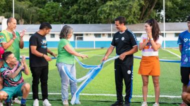 Inauguraron una cancha de césped sintético en el Parque Central Las Colonias