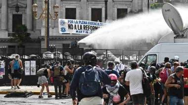 Los gremios se movilizaron en medio de represión pero la definición quedó en manos de los senadores