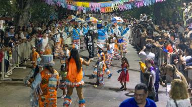 Miles de vecinos le dan brillo y color a los carnavales