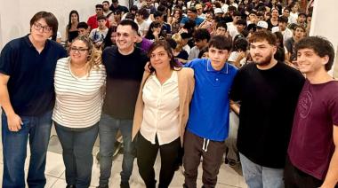 En modo candidato, Moroni se mostró con la juventud de LLA Lanús