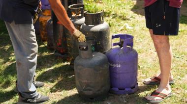 Operativo de recarga de garrafas en el barrio San Norberto